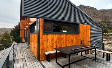 FINA PATAGONIA. Casa en venta de 2 dormitorios c/ cochera en San Martin de los Andes
