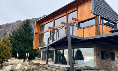 FINA PATAGONIA. Casa en venta de 2 dormitorios c/ cochera en San Martin de los Andes