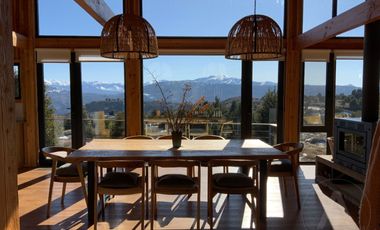 FINA PATAGONIA. Casa en venta de 2 dormitorios c/ cochera en San Martin de los Andes