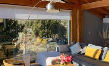 FINA PATAGONIA. Casa en venta de 2 dormitorios c/ cochera en San Martin de los Andes