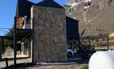FINA PATAGONIA. Casa en venta de 2 dormitorios c/ cochera en San Martin de los Andes