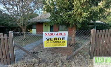 CHALET DE 3 AMB. EN VENTA EN SIERRA DE LOS PADRES. ZONA CENTRO