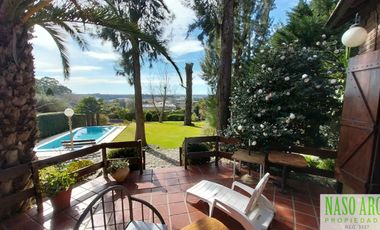 Chalet en venta en Sierra de los Padres. Gas natural. Vista panorámica. Asfalto