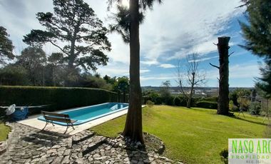 Chalet en venta en Sierra de los Padres. Gas natural. Vista panorámica. Asfalto
