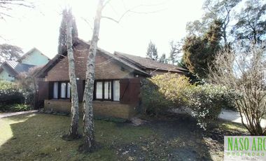 Chalet en venta en Sierra de los Padres. Gas natural. Vista panorámica. Asfalto