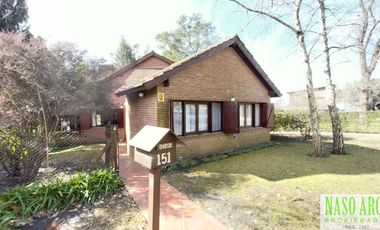 Chalet en venta en Sierra de los Padres. Gas natural. Vista panorámica. Asfalto