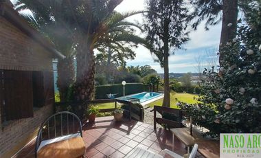 Chalet en venta en Sierra de los Padres. Gas natural. Vista panorámica. Asfalto