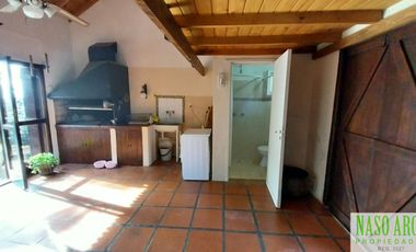 Chalet en venta en Sierra de los Padres. Gas natural. Vista panorámica. Asfalto