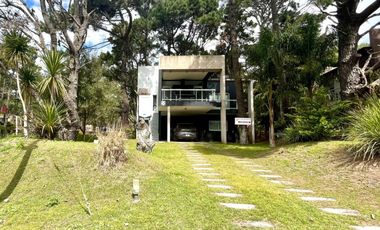 Casa en venta de 4 ambientes c/ cochera en Costa del Este