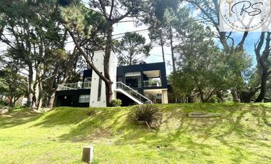 Casa en venta de 4 ambientes c/ cochera en Costa del Este