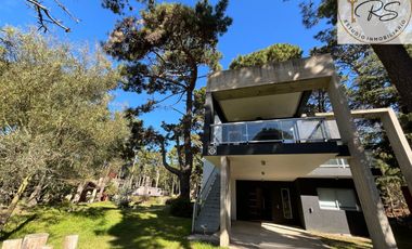 Casa en venta de 4 ambientes c/ cochera en Costa del Este