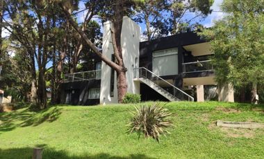 Casa en venta de 4 ambientes c/ cochera en Costa del Este