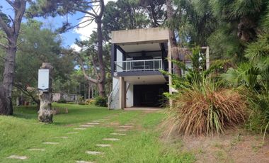 Casa en venta de 4 ambientes c/ cochera en Costa del Este