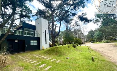 Casa en venta de 4 ambientes c/ cochera en Costa del Este