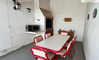 Triplex en venta de 4 ambientes c/ cochera en La Lucila del Mar