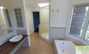 CHALET ESTILO INGLES EN -  VENTA SIERRA DE LOS PADRES. GAS NATURAL EN SU VEREDA