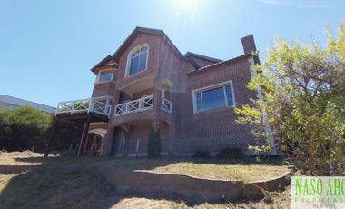 CHALET ESTILO INGLES EN -  VENTA SIERRA DE LOS PADRES. GAS NATURAL EN SU VEREDA