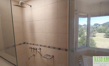 CHALET ESTILO INGLES EN -  VENTA SIERRA DE LOS PADRES. GAS NATURAL EN SU VEREDA