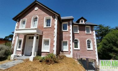 CHALET ESTILO INGLES EN -  VENTA SIERRA DE LOS PADRES. GAS NATURAL EN SU VEREDA