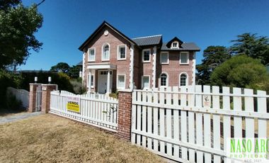 CHALET ESTILO INGLES EN -  VENTA SIERRA DE LOS PADRES. GAS NATURAL EN SU VEREDA