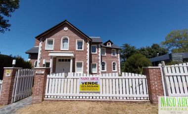 CHALET ESTILO INGLES EN -  VENTA SIERRA DE LOS PADRES. GAS NATURAL EN SU VEREDA