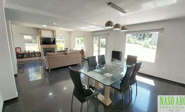 Moderna propiedad en venta en Sierra de los Padres. Gas Natural.