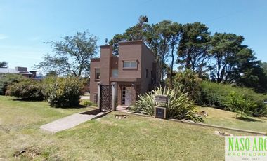 Moderna propiedad en venta en Sierra de los Padres. Gas Natural.