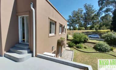 Moderna propiedad en venta en Sierra de los Padres. Gas Natural.