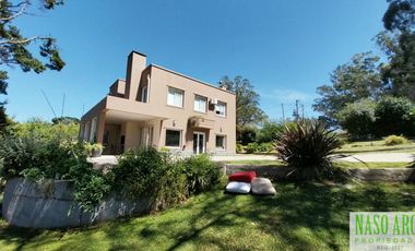 Moderna propiedad en venta en Sierra de los Padres. Gas Natural.