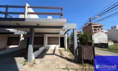 Dúplex en venta de 2 dormitorios c/ cochera en Costa Azul