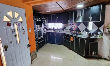 Chalet en venta de 3 dormitorios y un departamento c/ cochera en González Catán