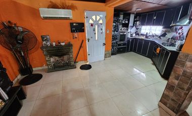 Chalet en venta de 3 dormitorios y un departamento c/ cochera en González Catán