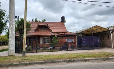 Chalet en venta de 3 dormitorios y un departamento c/ cochera en González Catán