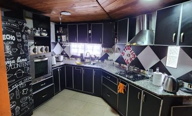 Chalet en venta de 3 dormitorios y un departamento c/ cochera en González Catán