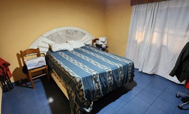 Chalet en venta de 3 dormitorios y un departamento c/ cochera en González Catán