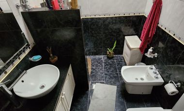 Chalet en venta de 3 dormitorios y un departamento c/ cochera en González Catán