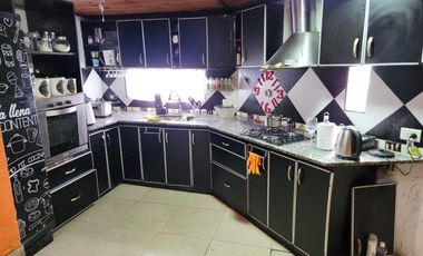 Chalet en venta de 3 dormitorios y un departamento c/ cochera en González Catán