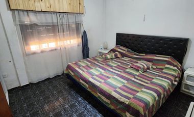 Chalet en venta de 3 dormitorios y un departamento c/ cochera en González Catán