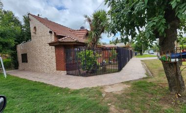 Chalet en venta de 3 dormitorios y un departamento c/ cochera en González Catán