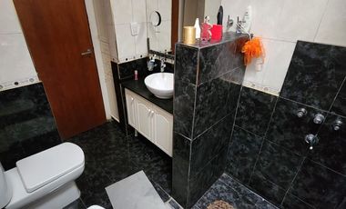 Chalet en venta de 3 dormitorios y un departamento c/ cochera en González Catán