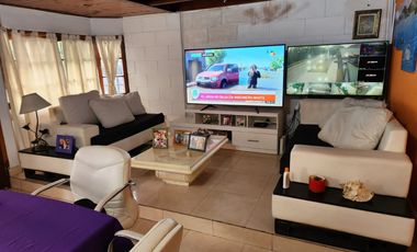 Chalet en venta de 3 dormitorios y un departamento c/ cochera en González Catán