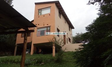 V192.CASA 3 DORMITORIOS. 120mt2. ALARMA. SOBRE CALLE ADOQUINADA.
