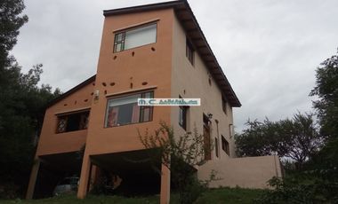 V192.CASA 3 DORMITORIOS. 120mt2. ALARMA. SOBRE CALLE ADOQUINADA.