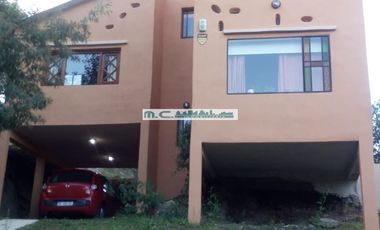 V192.CASA 3 DORMITORIOS. 120mt2. ALARMA. SOBRE CALLE ADOQUINADA.