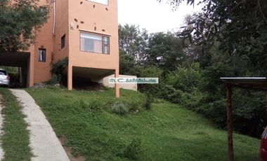 V192.CASA 3 DORMITORIOS. 120mt2. ALARMA. SOBRE CALLE ADOQUINADA.