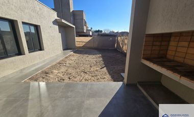 Casa en venta de 3 dormitorios c/ cochera en Russell