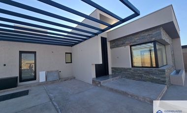 Casa en venta de 3 dormitorios c/ cochera en Russell