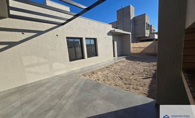 Casa en venta de 3 dormitorios c/ cochera en Russell