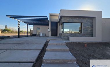 Casa en venta de 3 dormitorios c/ cochera en Russell