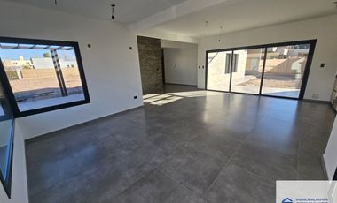 Casa en venta de 3 dormitorios c/ cochera en Russell